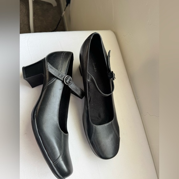Clarks Black Mary Jane block Heel rounded toe, adjustable buckle strap.Size 9.5